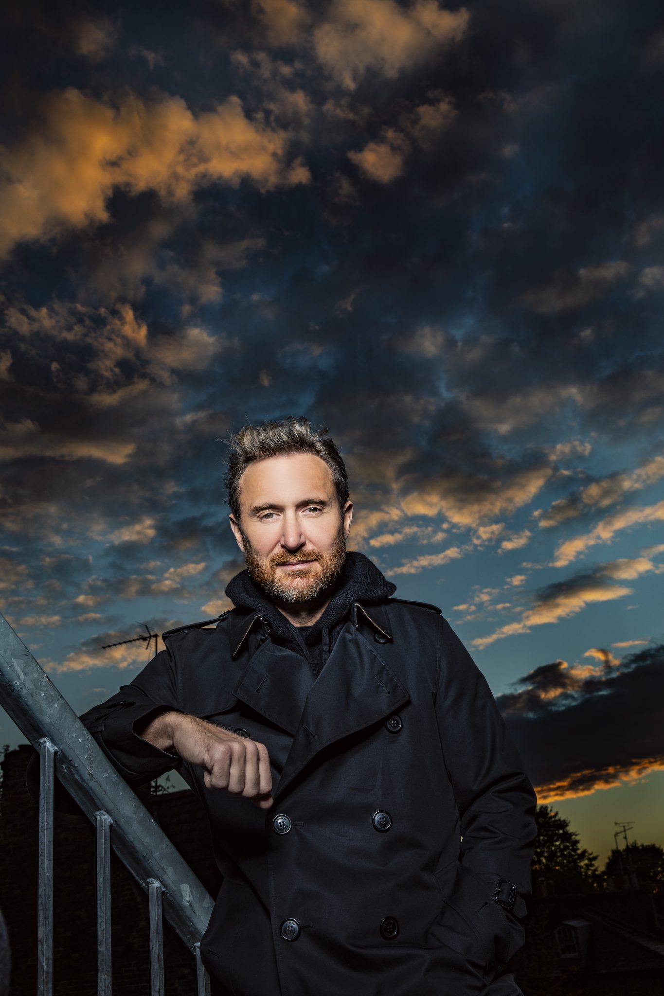 David Guetta 是誰？從巴黎夜店、EDM 主流化到 2025 世界第一 DJ