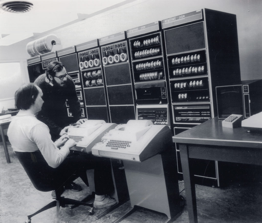 Dennis Ritchie 與 Ken Thompson 在 DEC PDP-11 旁的 UNIX 歷史照片