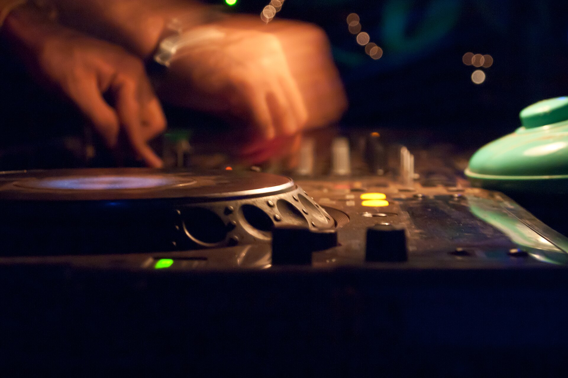 DJ 在唱盤上混音與轉場的現場脈絡主題照片
