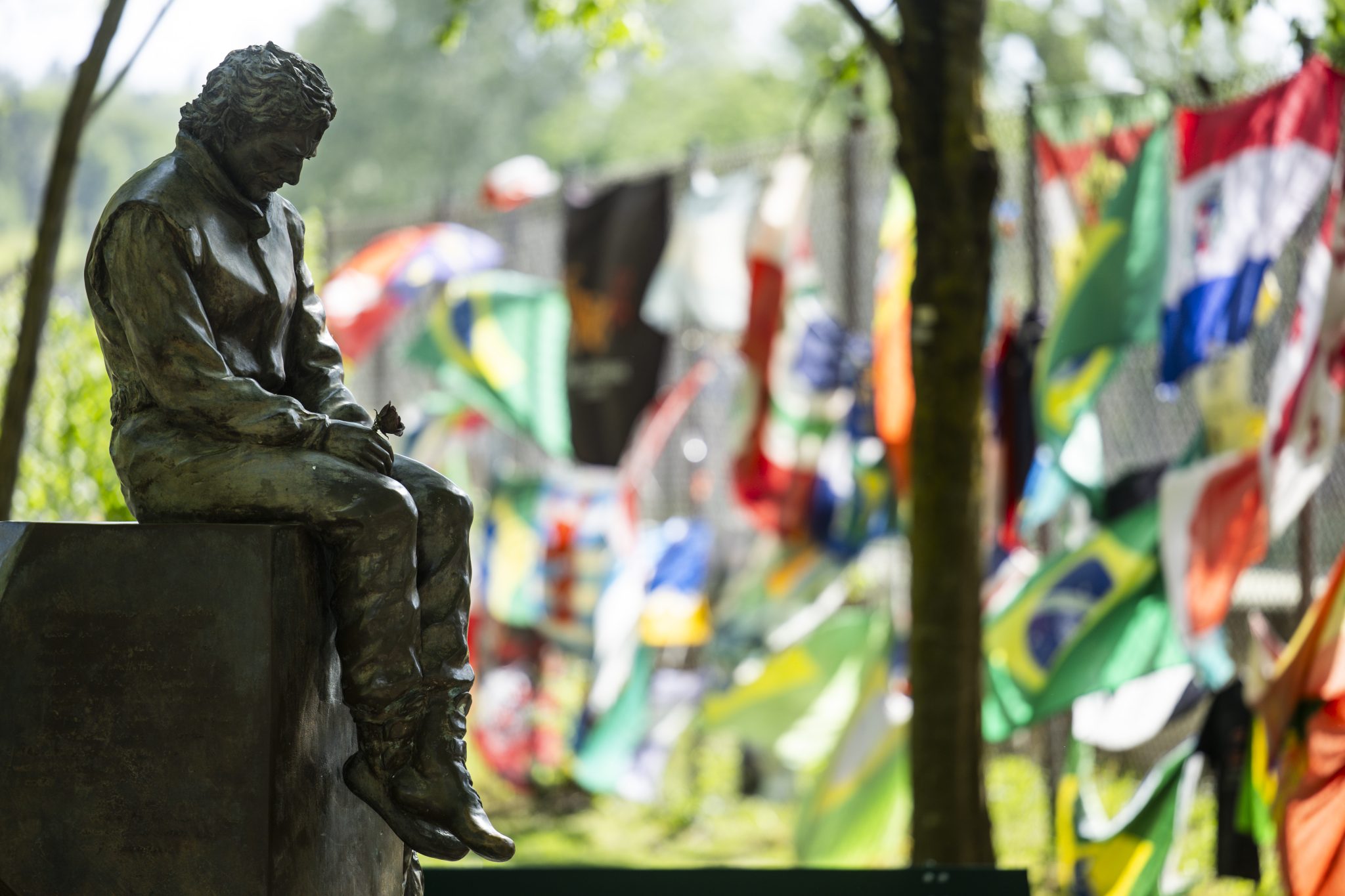 FIA 官方頁面的 Ayrton Senna 雕像與巴西國旗，象徵 Imola 事故後的安全記憶