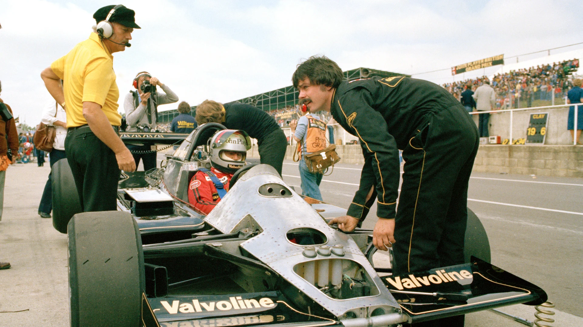 Colin Chapman 在 Lotus 賽車旁檢查車輛的 Formula 1 官方歷史照片