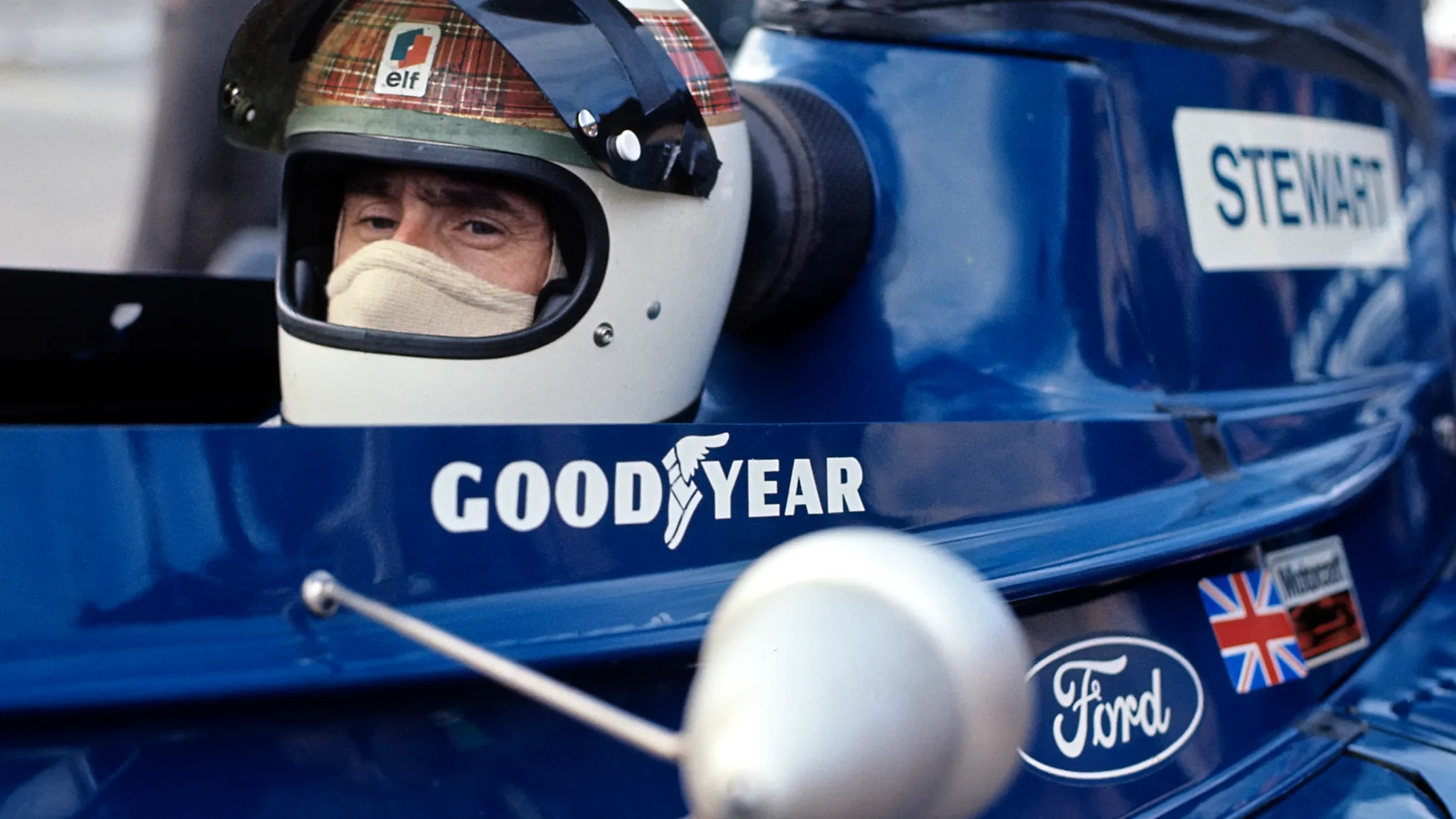 Jackie Stewart 戴著頭盔坐在 Tyrrell Ford 賽車內的 Formula 1 Hall of Fame 官方歷史照片
