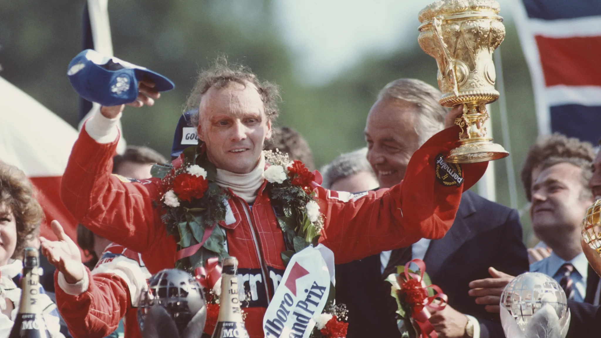 Niki Lauda 捧起獎盃的 Formula 1 Hall of Fame 官方歷史照片