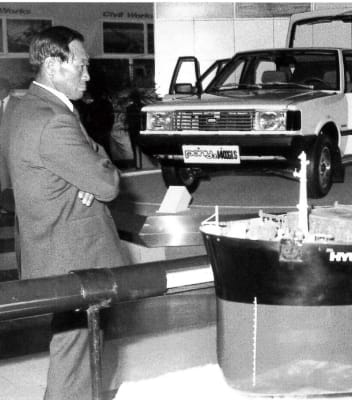 Hyundai Heritage 官方歷史影像中的鄭周永與早期 Pony、造船脈絡