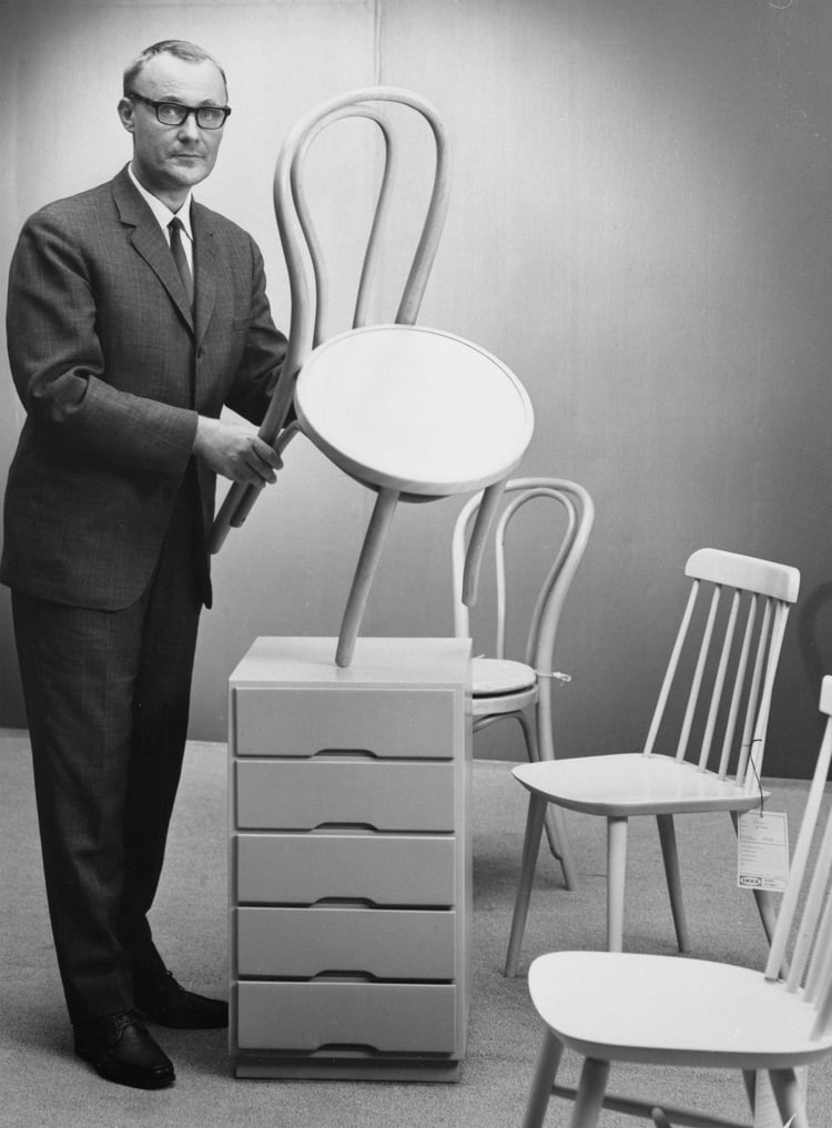 IKEA 官方歷史照片:Ingvar Kamprad 手持木椅