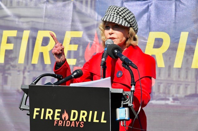 Jane Fonda如何從《Klute》走到Fire Drill Fridays?兩座奧斯卡、健身錄影帶與政治行動的矛盾遺產