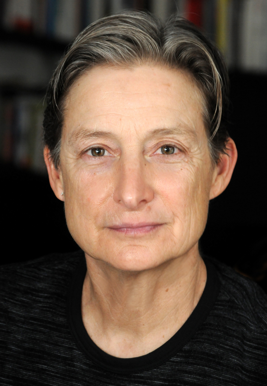 Judith Butler《性別麻煩》為什麼讓「性別展演」被誤解?它不是假裝,而是規範如何被重複人物/主題封面