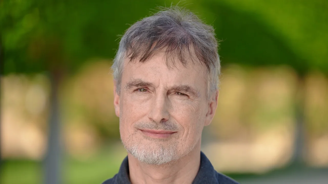 Jürgen Schmidhuber 如何把記憶、壓縮與好奇心接到 LLM？從 LSTM、生成式 AI 到可控代理