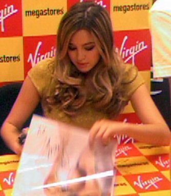 Keeley Hazell 是誰？從 Page 3 模特兒到《泰德拉索》編劇與演員