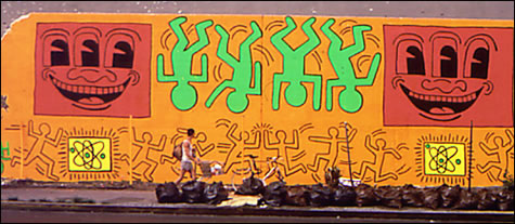 Keith Haring《Radiant Baby》1982 年 Houston Street & Bowery 戶外壁畫;官方 Haring.com 檔案影像