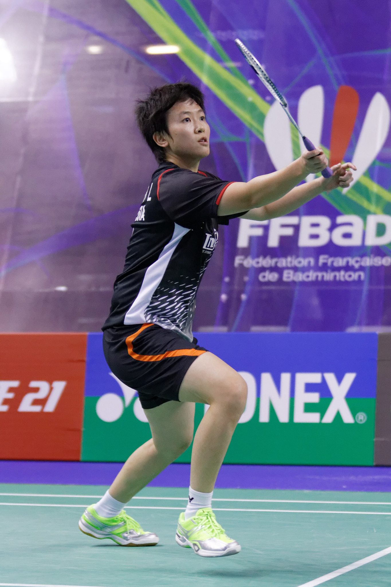 Liliyana Natsir 在 2013 法國公開賽混合雙打賽場上揮拍的本人照片