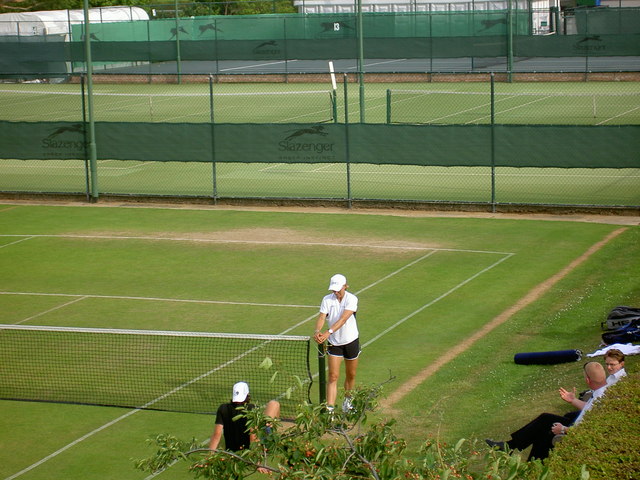Martina Navratilova 2005 年在溫布頓練習場的網球照片