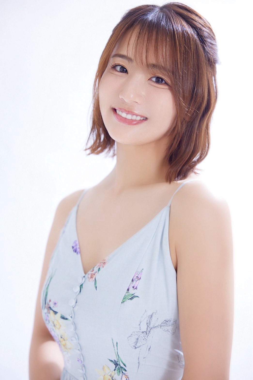 平嶋夏海從AKB48到重機與YouTube內容創作的官方人物照