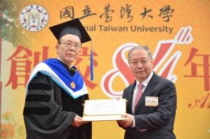 臺大校友中心梁次震傑出校友頁所示的頒獎活動合照,作為人物與校友榮譽脈絡辨識
