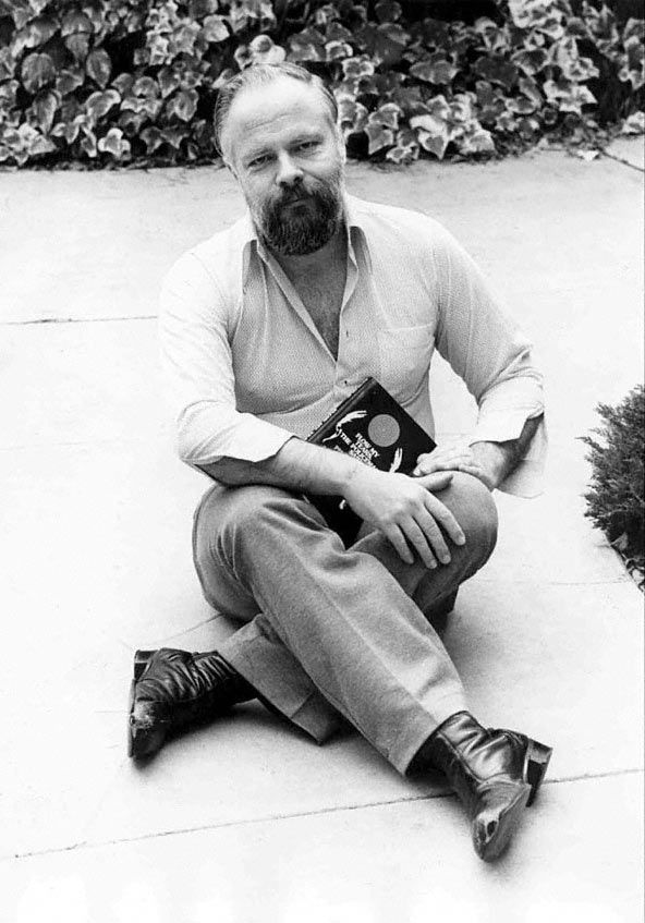 Philip K. Dick 手持《Flow My Tears the Policeman Said》
