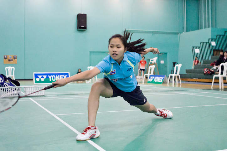 Ratchanok Intanon 在 2011 美國羽球公開賽場上救球的照片