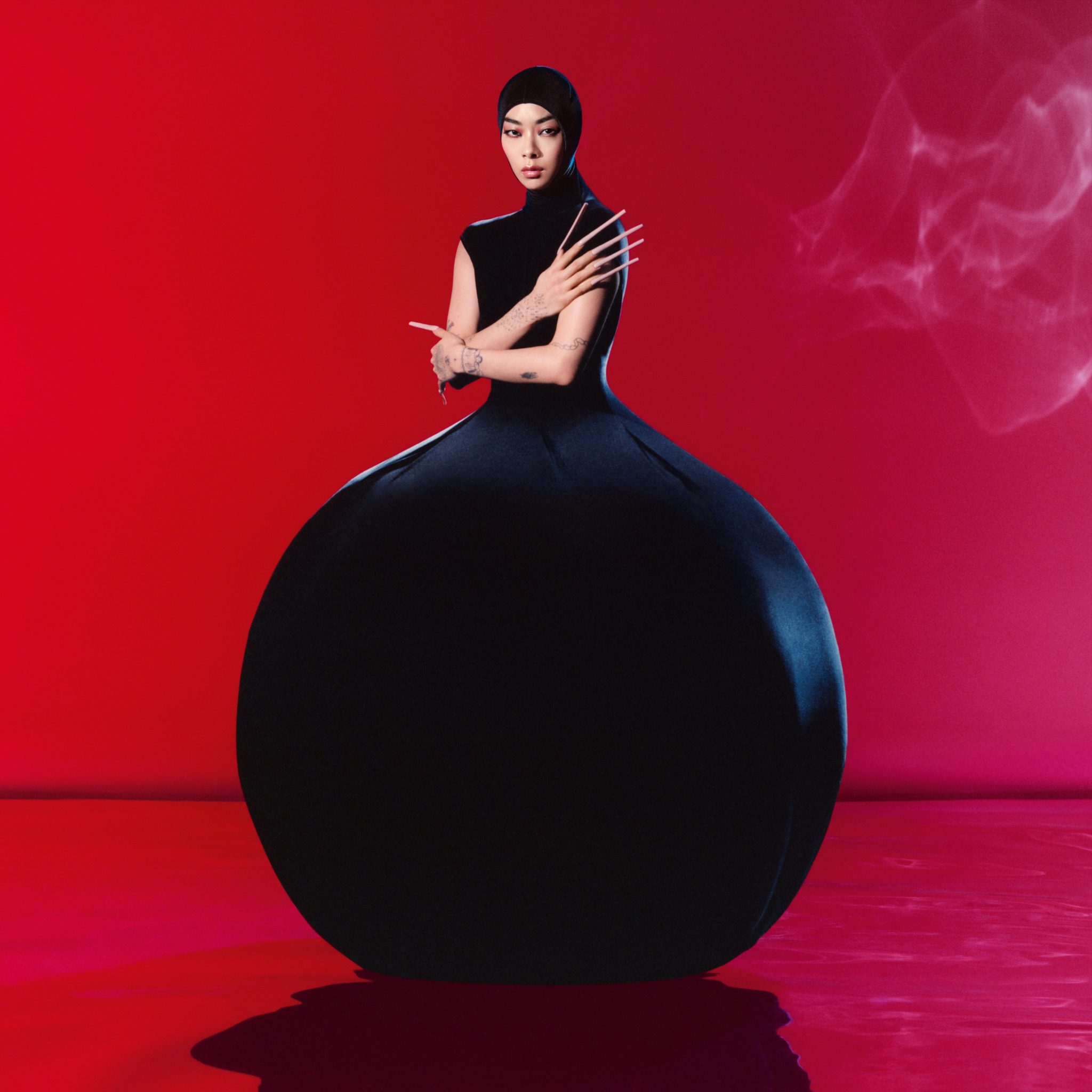 Rina Sawayama 如何把日英移民、Nu Metal 與 Y2K Pop 寫成酷兒主權？從《SAWAYAMA》到《Hold the Girl》