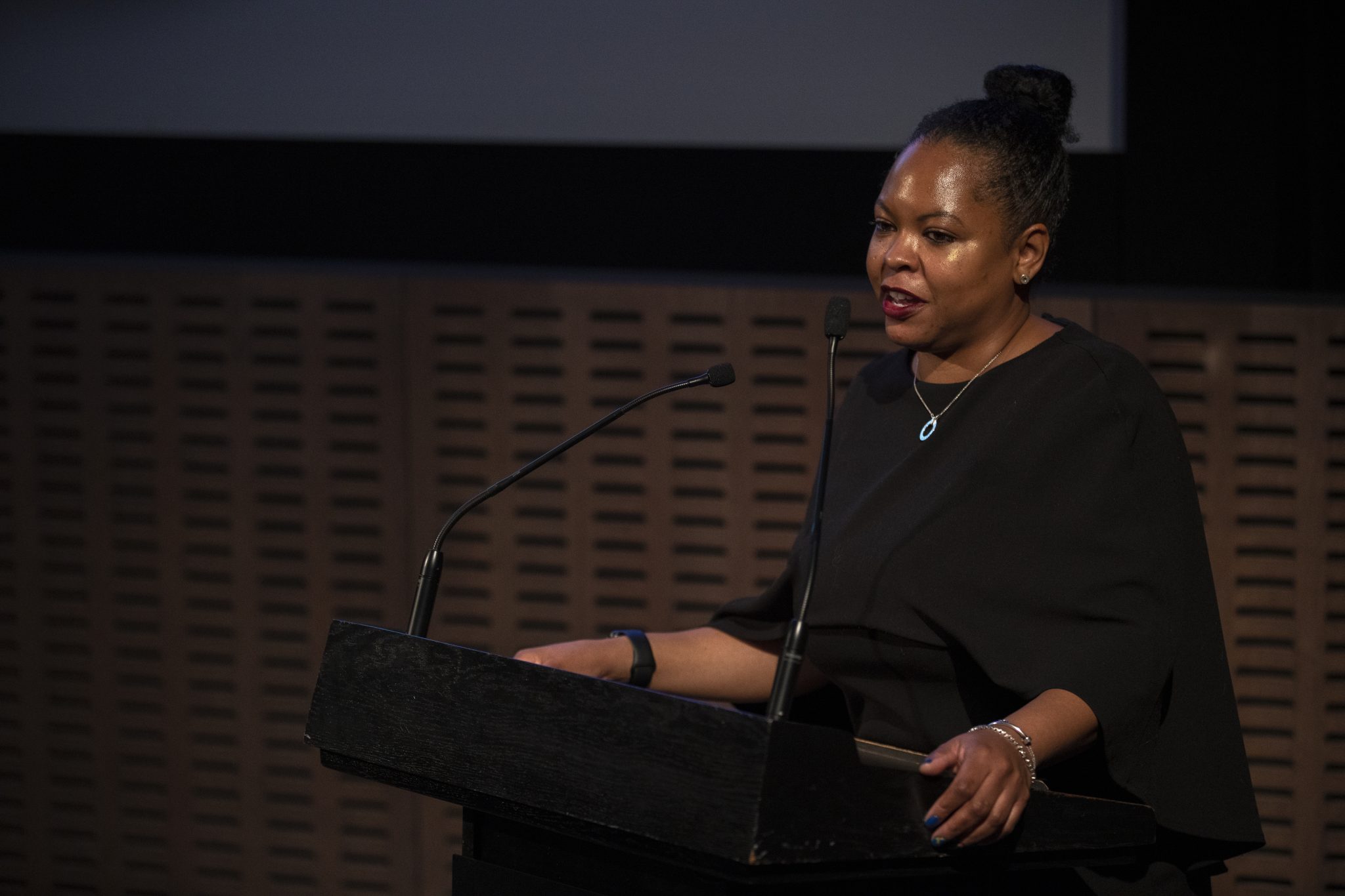 Simone Browne《Dark Matters》為什麼讓監控不再中立?種族化監控從來不是 AI 才開始