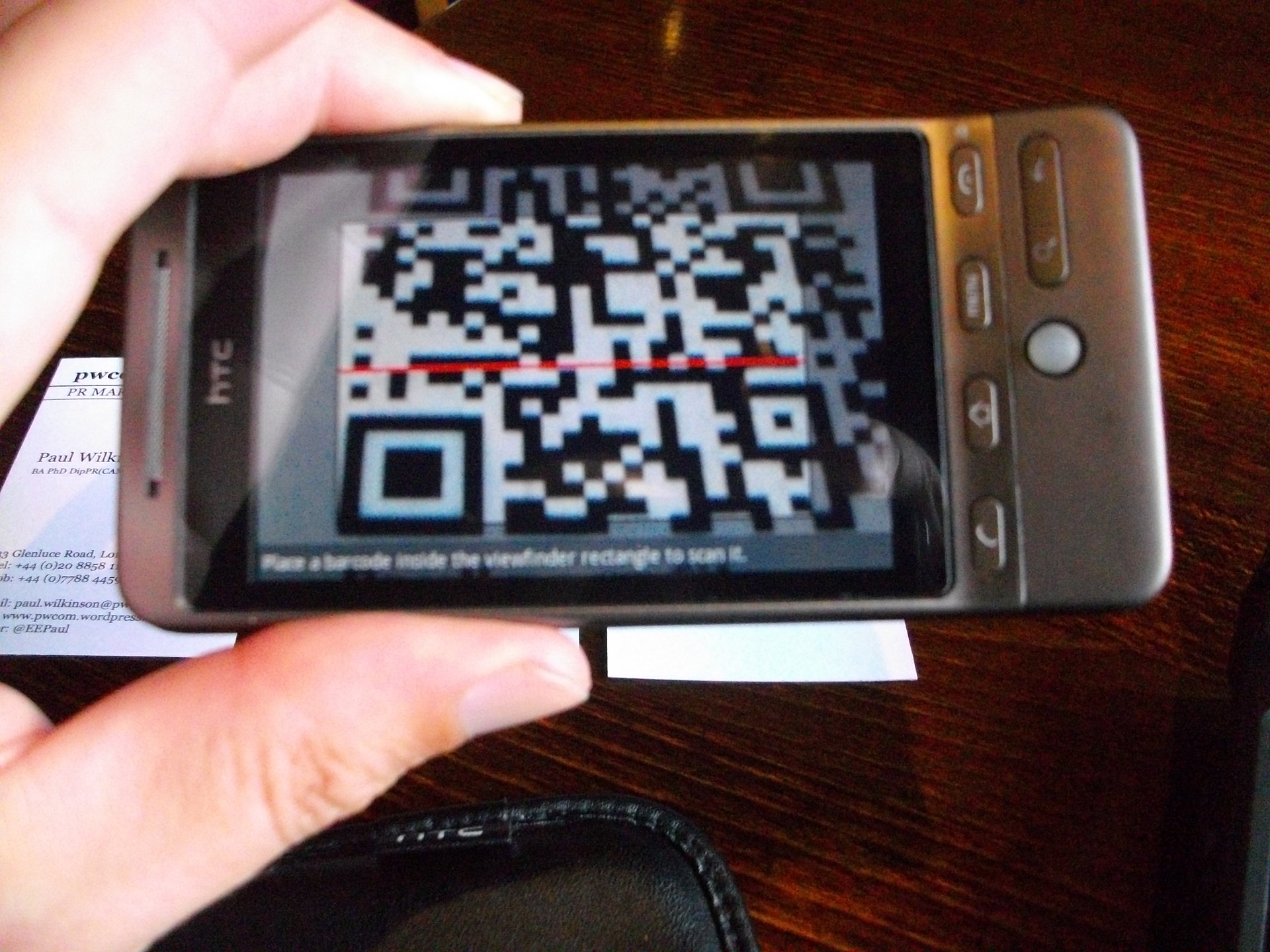 以 QR code 連結社群帳號與創作者名片的照片