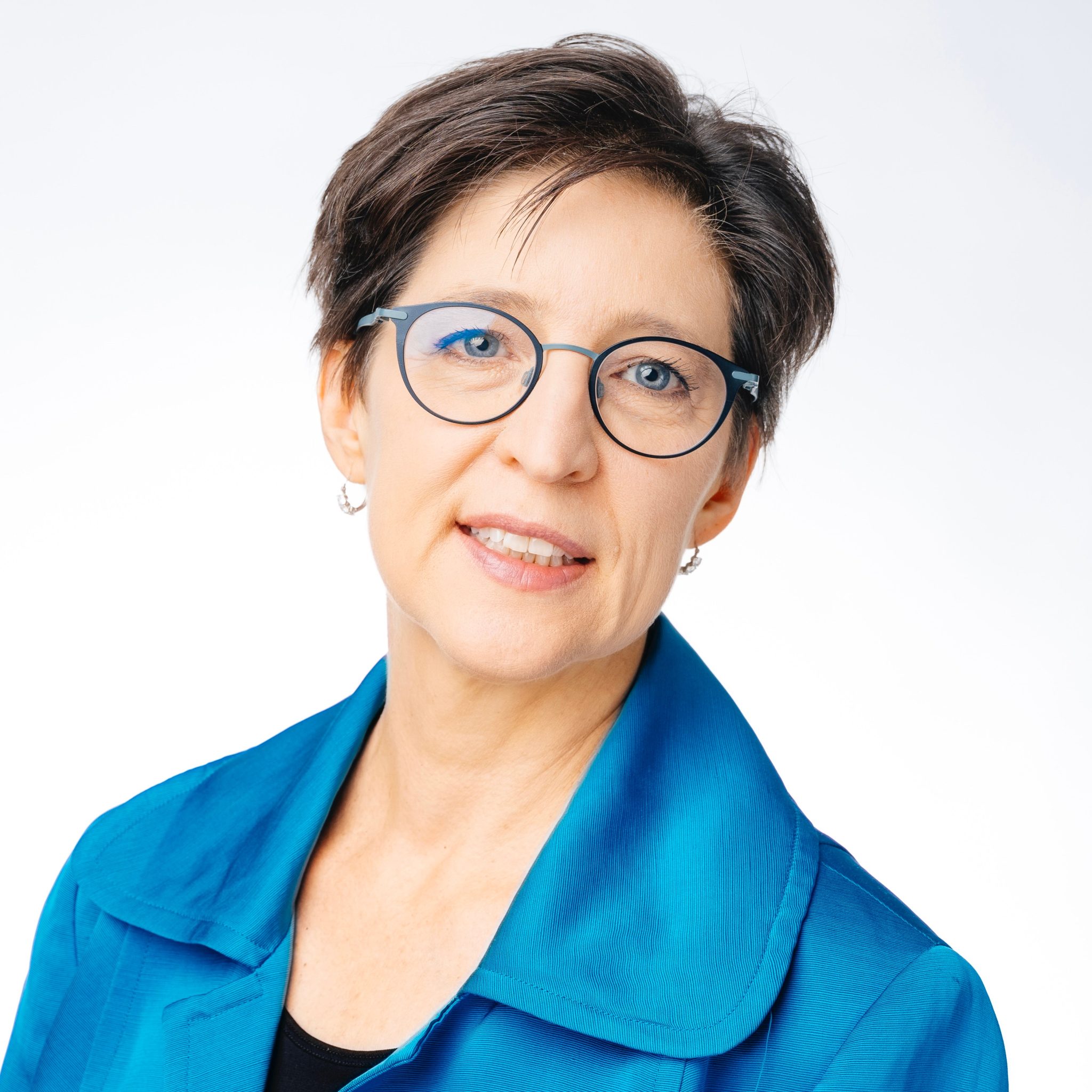 Susan Athey 如何把因果推論、數位經濟與資料治理接到可靠 LLM？從實驗設計到可驗證代理