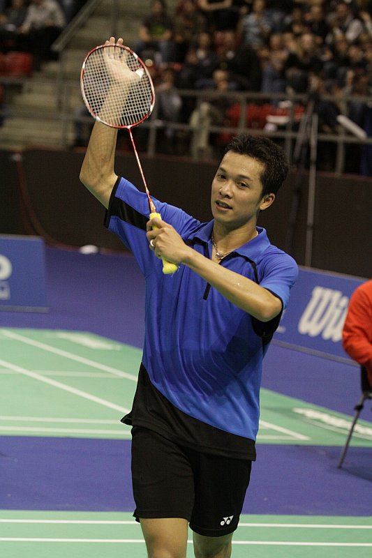 Taufik Hidayat 在羽球賽場上揮拍的本人照片