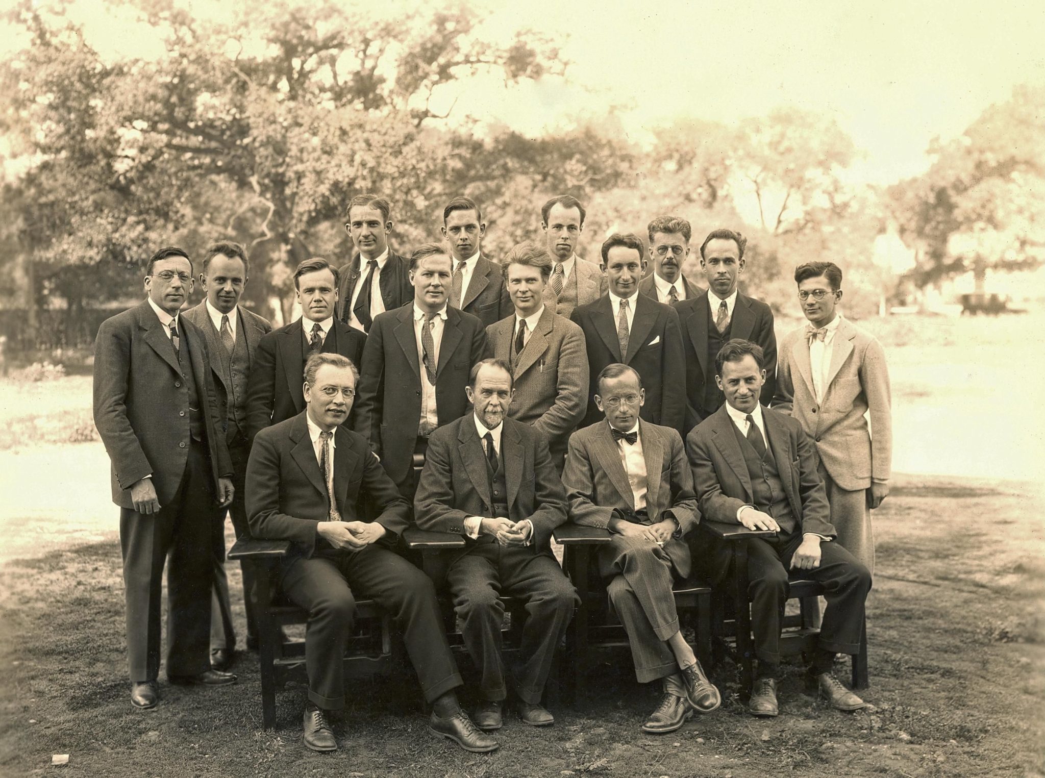 1930 年 Caltech 生物學團隊合照，第二排由左至右第二位為 Theodosius Dobzhansky