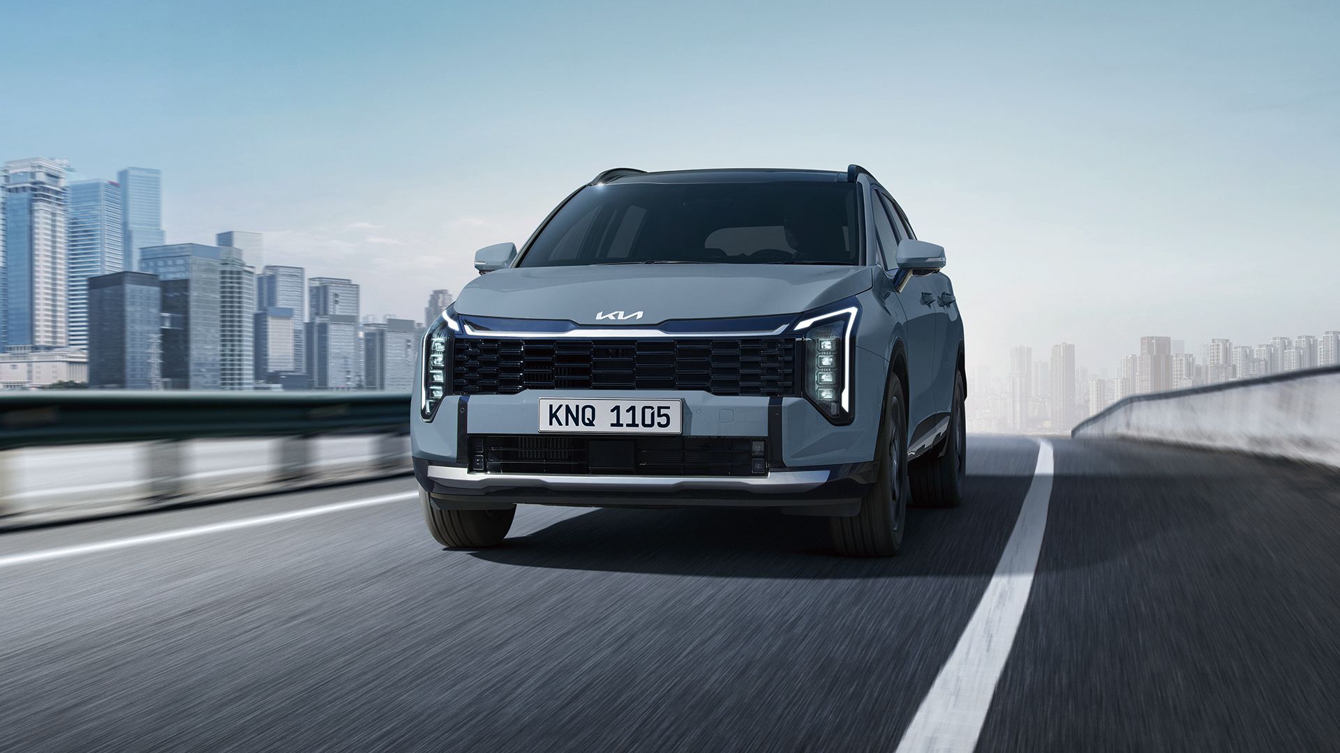 Kia Sportage 行駛於道路上的官方車輛照片