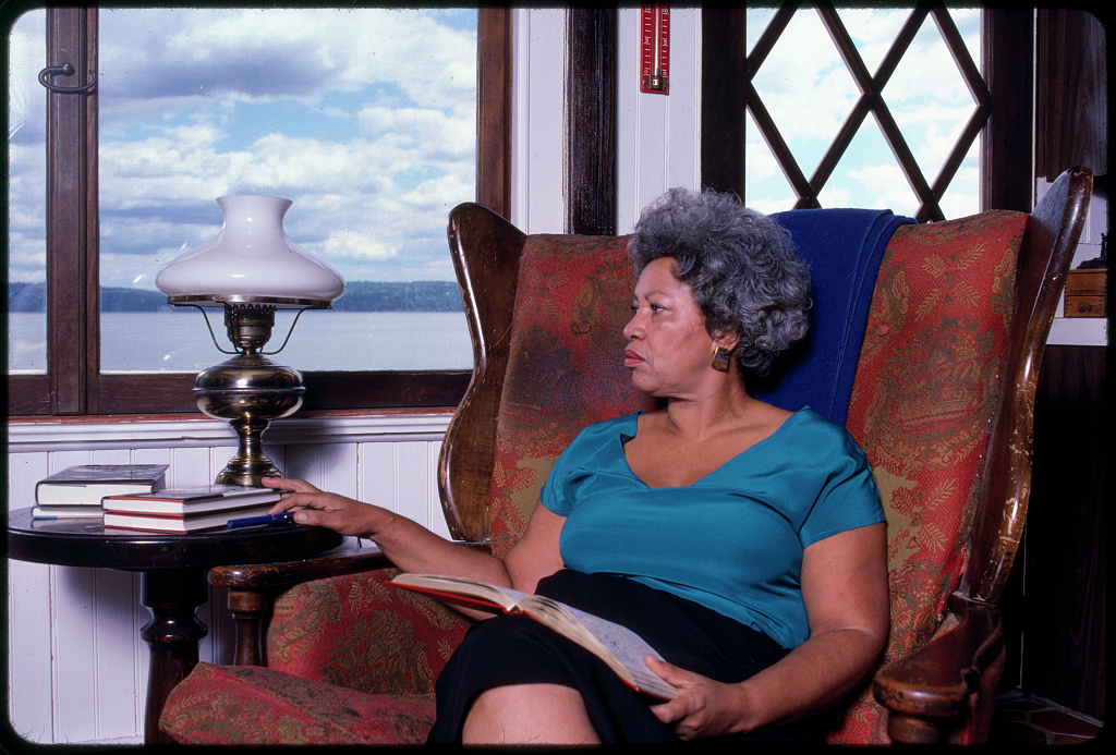 Toni Morrison 是誰？從《寵兒》到諾貝爾文學獎，她如何改寫美國記憶與黑人文學？