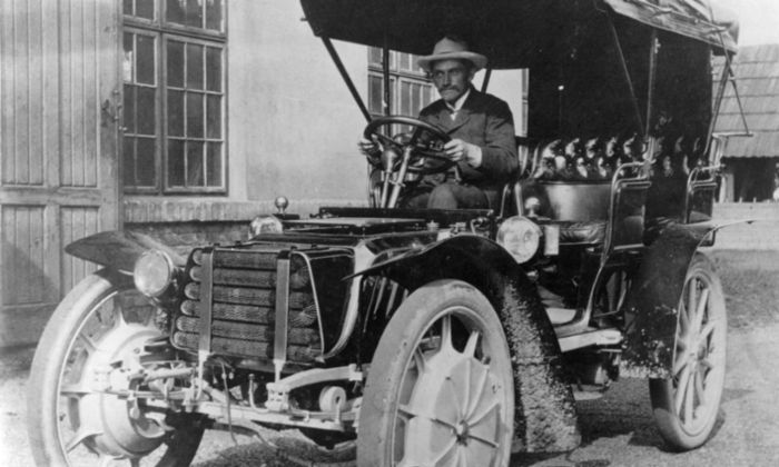 Ferdinand Porsche 與 1903 年 Lohner-Porsche Mixte 油電車的歷史照片