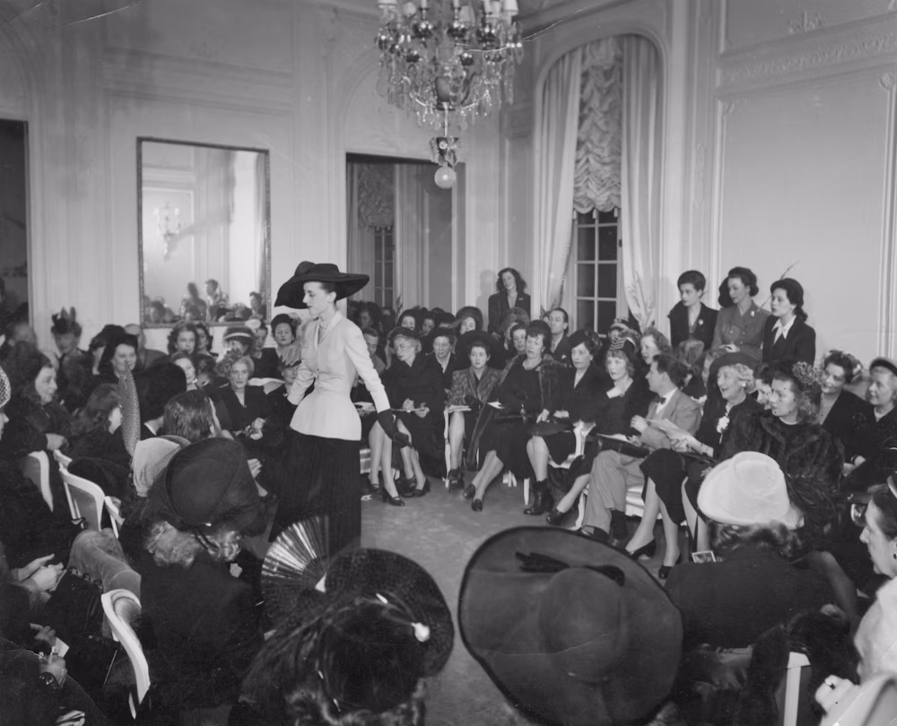 1947 年 Dior 首場 New Look 高級訂製服發表會,模特兒走過沙龍觀眾席