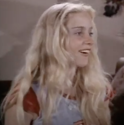 Cheryl Rainbeaux Smith 於 1976 年《Revenge of the Cheerleaders》預告片中的人物畫面