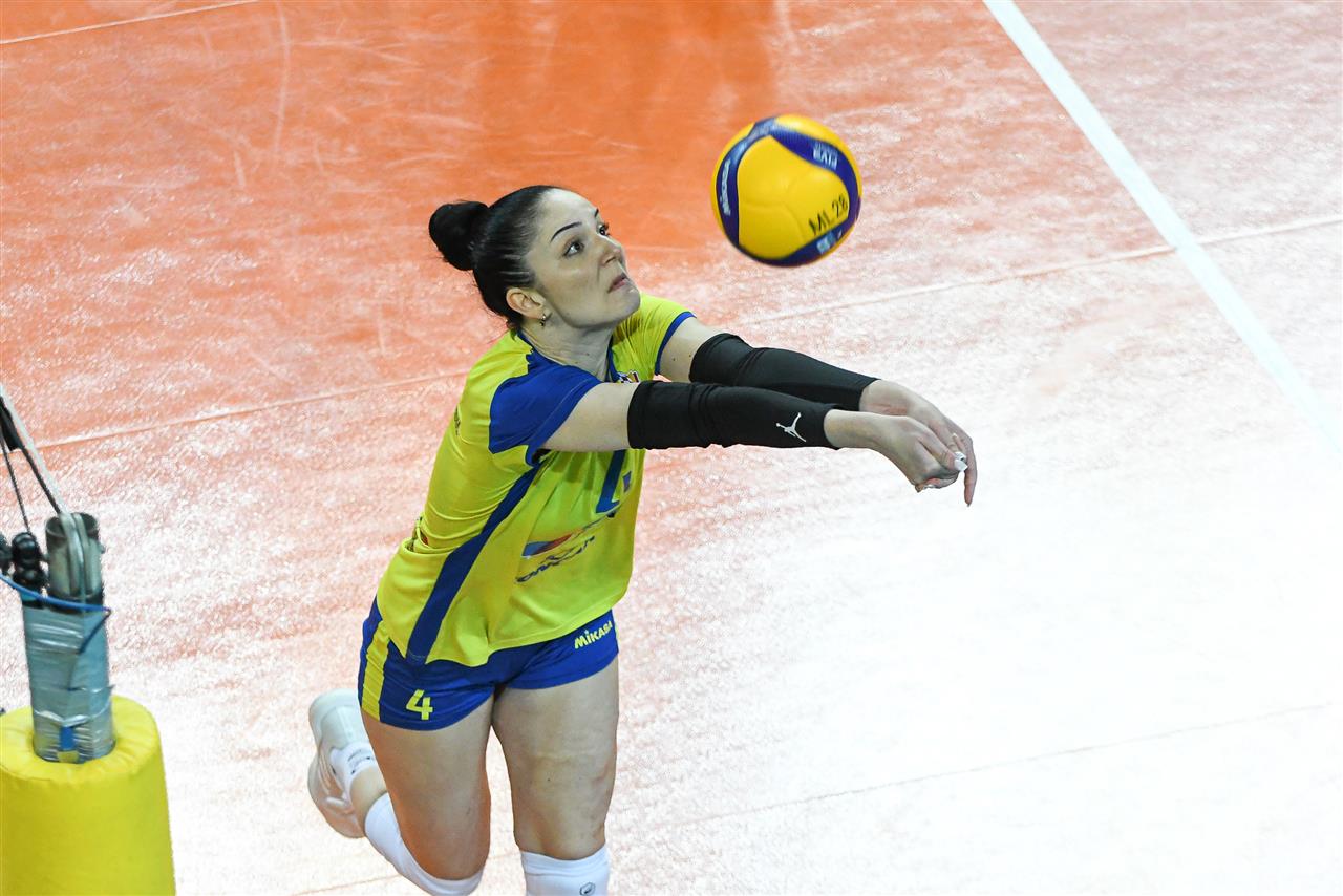 Klara Perić 在排球比賽中接發的 CEV 賽事人物照片