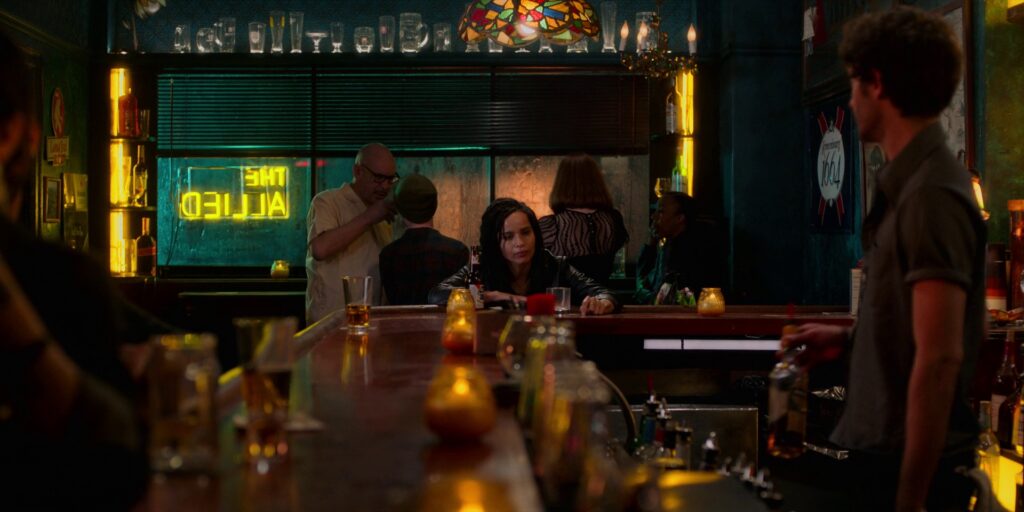 Lisa Bonet 出演《High Fidelity》的官方電影劇照,位於唱片店場景